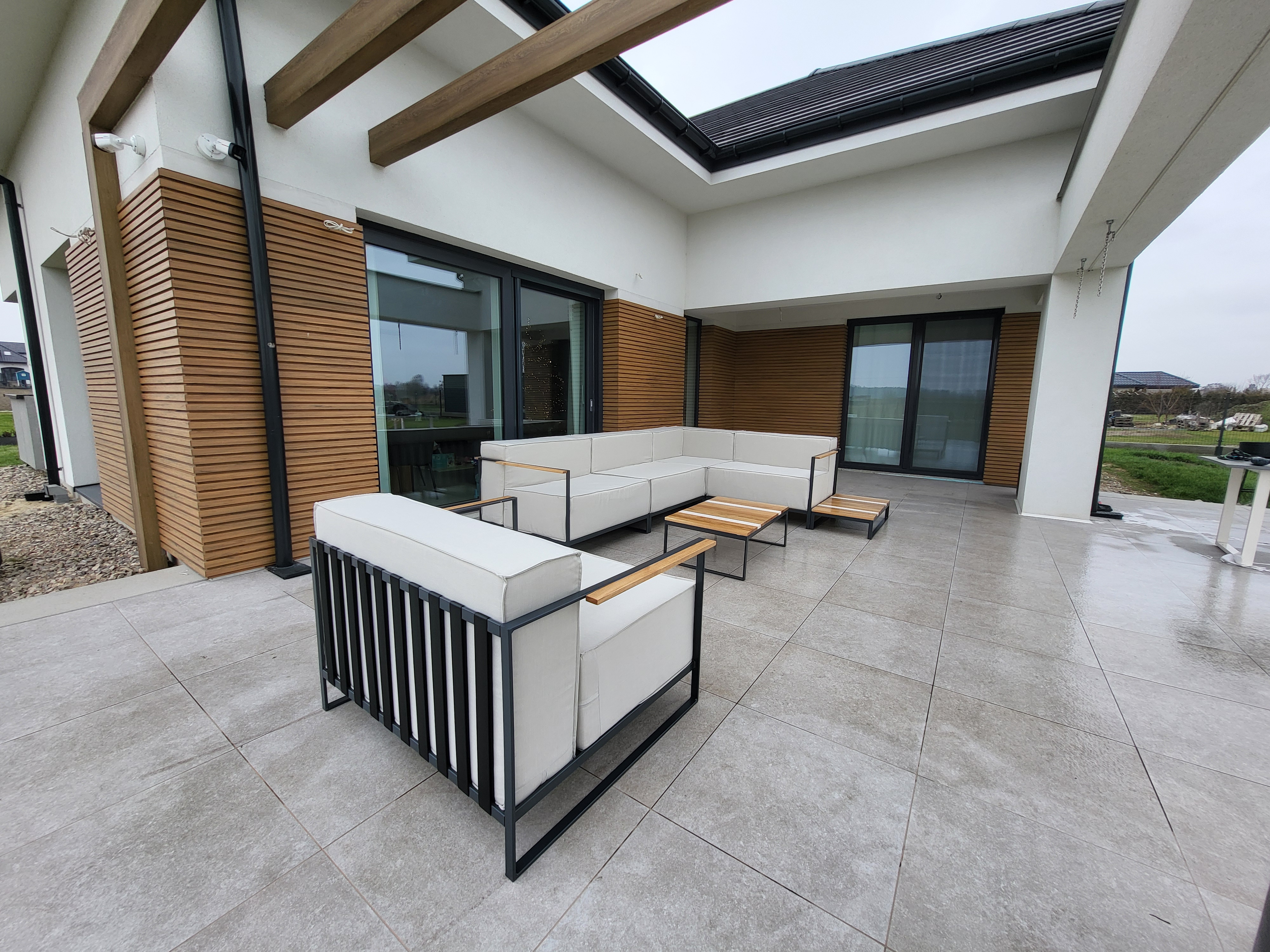 Meble tarasowe DAL – narożnik i stoliki na tarasie