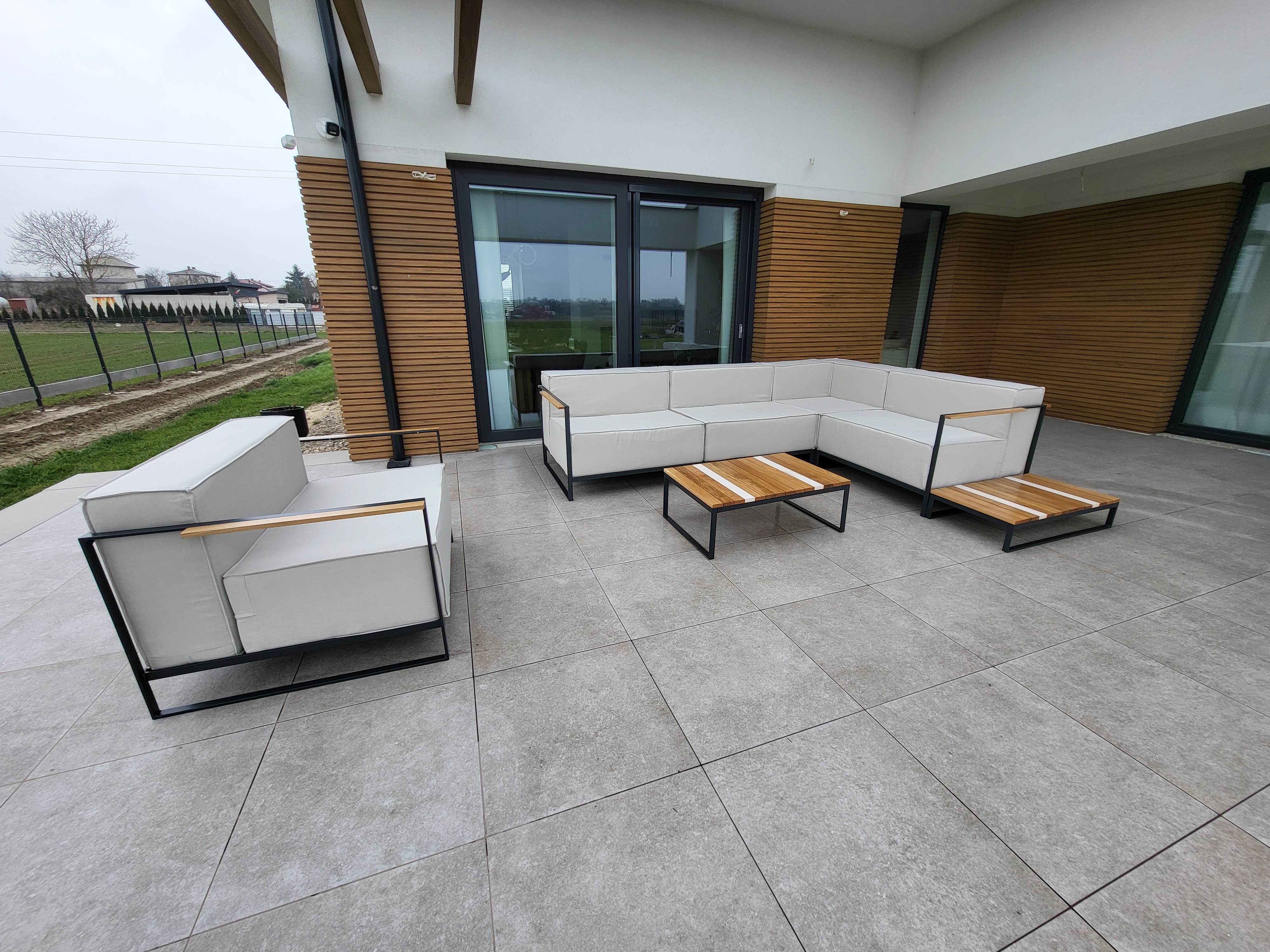 Zestaw mebli tarasowych – ujęcie szerokie